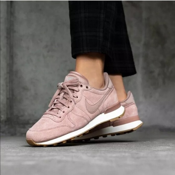 nike blush internationalist suede trainers nike blush internationalist suede trainers